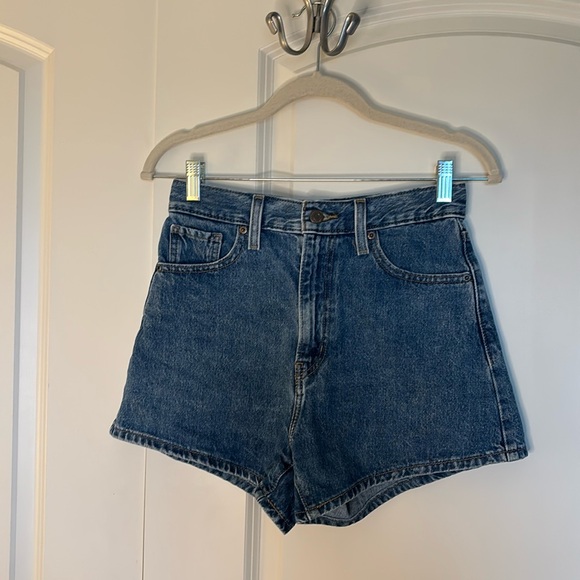 Levi’s High-Waisted Mom Jean Shorts - Picture 1 of 5